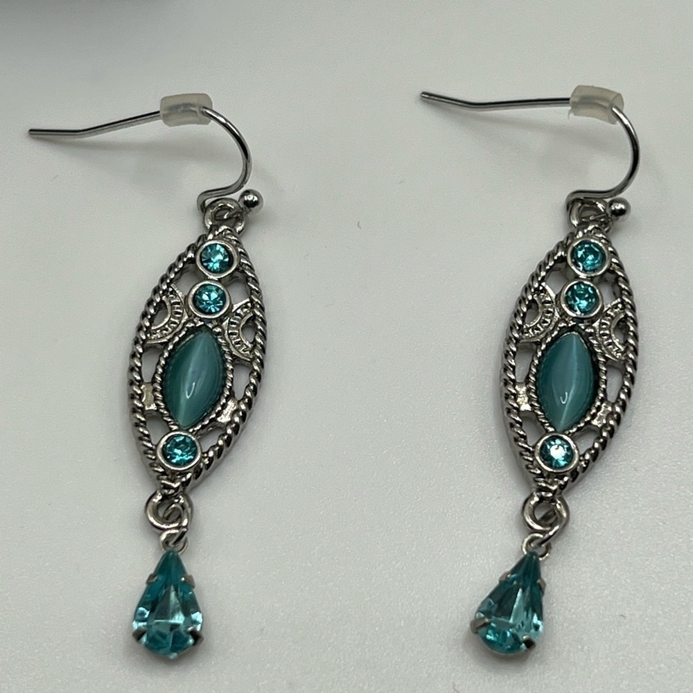 𝅺windsor Aquamarine Crystals and Silver‎ Toned Earrings Pierced Boho Chic NIB - Picture 2 of 3